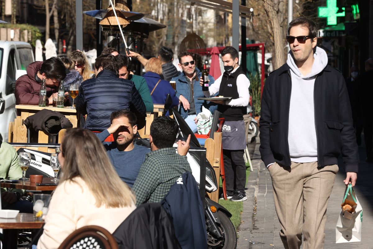 Gente en una terraza de Madrid. Foto: KIKO HUESCA / EFE